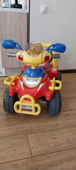 Детский электромобиль.