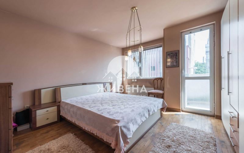 Продава се Къща в Варна, Център - 821 кв.м за 1056 €/кв.м - Снимка #5