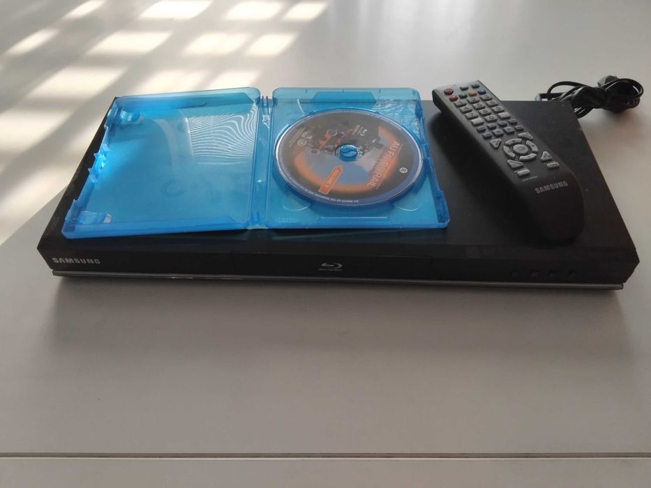 оригинален блу рей двд и 3 де плеър на Самсунг  перфектен