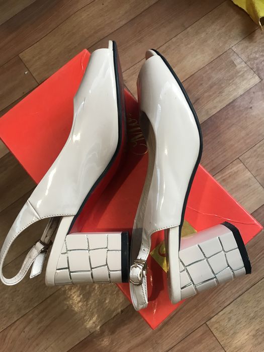 Продам Босоножки лакированные