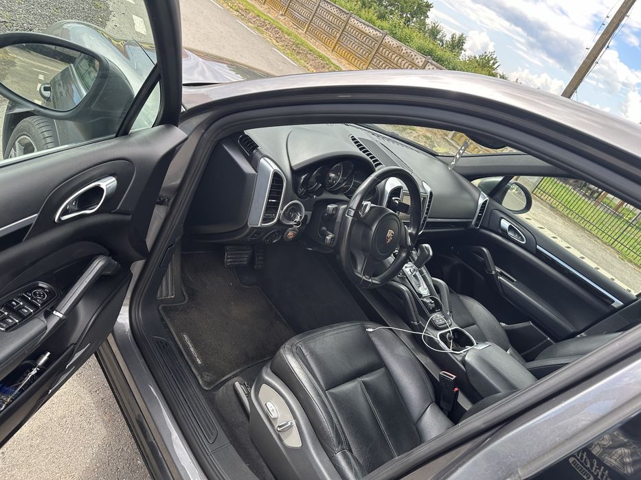 Vand Porsche Cayenne an 2012/10 impecabil