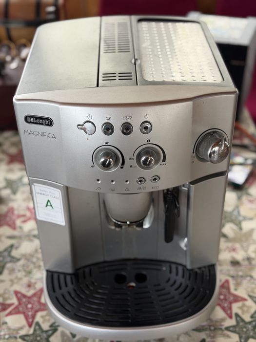 Vand 2 aparate de cafea DeLonghi  Magnifica