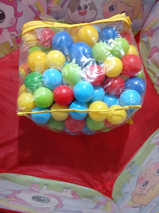 Топки с басей и играчки