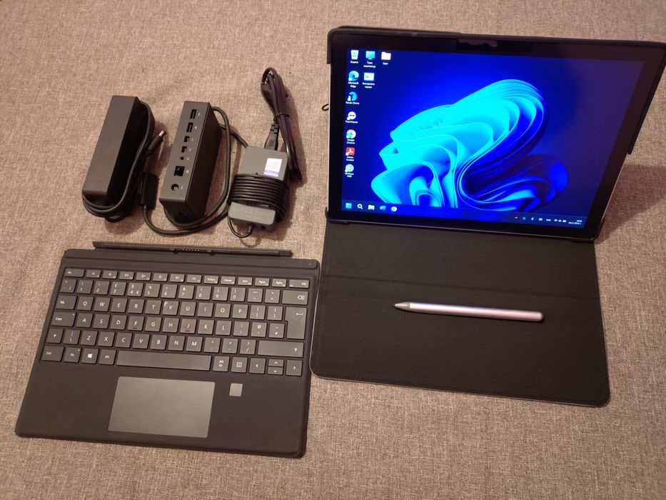Microsoft Surface Pro 6 /i5-8th/ 8GB Ram/ 256 SSD пълен комплект