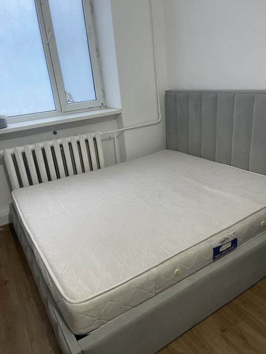 Кровать двуспальная с матрасом