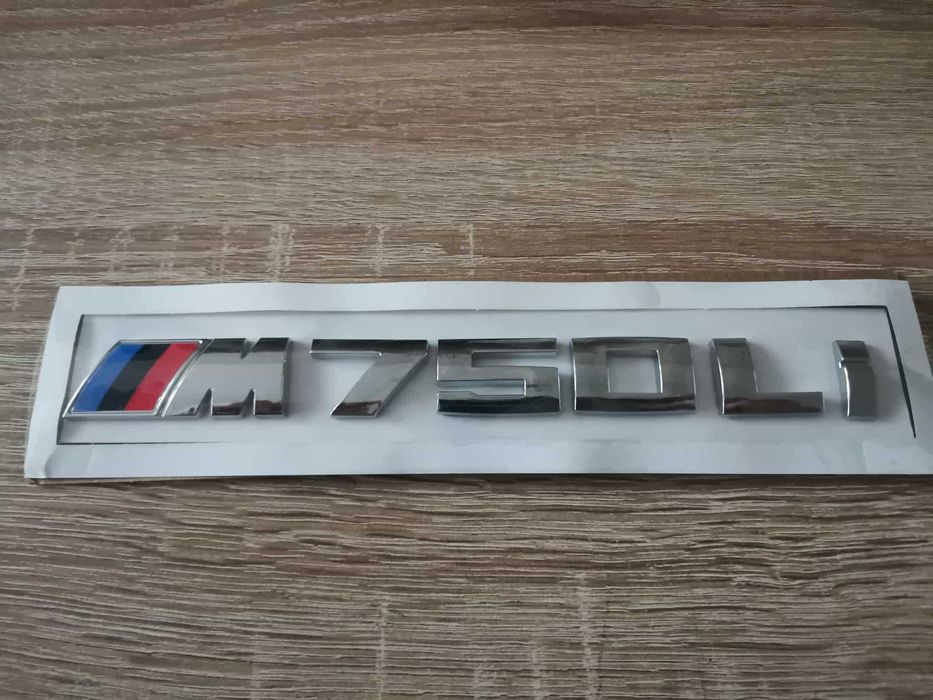 BMW M750Li сребриста емблема