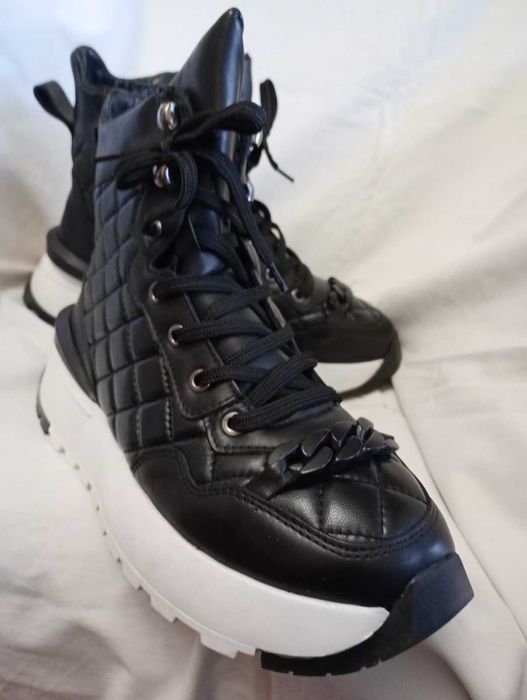 Дамски спортни боти