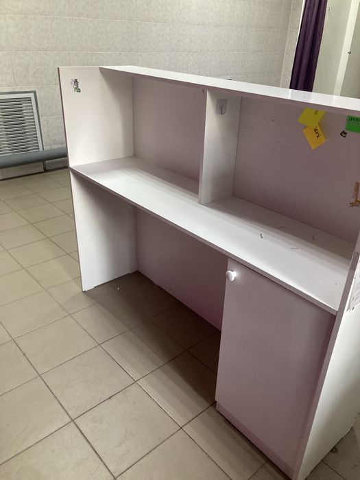 Ресепшен, стеллажи.