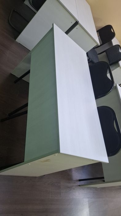 2 talik Parta, 1 talik partake va stullar