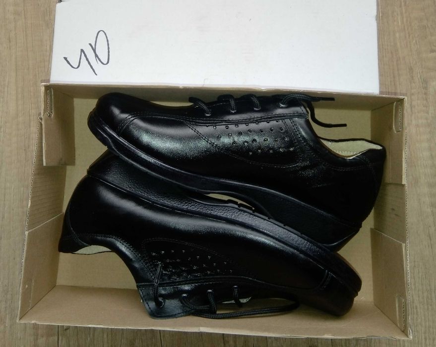 дамски обувки номер 40, стелка 25см. полвинки- работни- Бартер