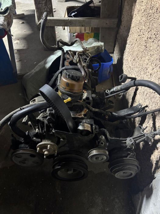 Мотор машины в разобронном виде