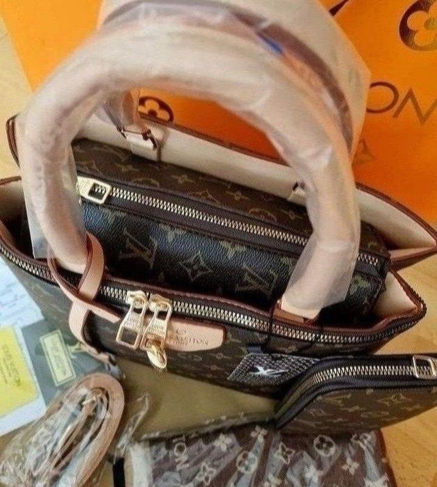 Set 3 articole LV,model office,curea detasabila umăr, saculet, etichet