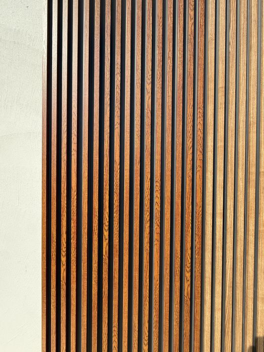 Riflaj decorativ wpc 4 nuante lemn stejar nuc fundal negru riflaje interior exterior lambriu nu mdf rezistent la apa umezeala