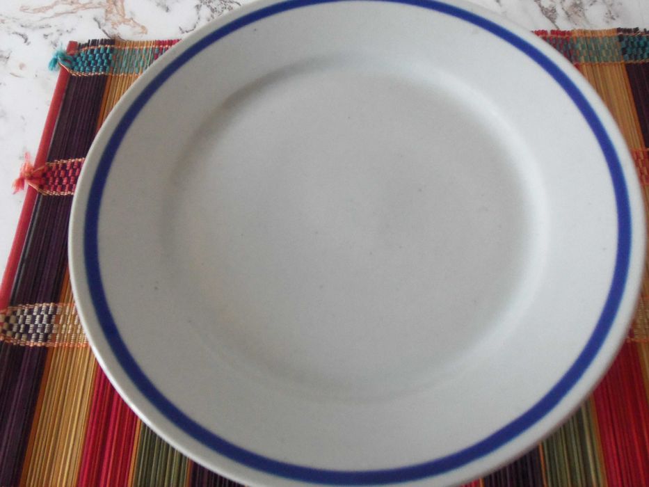 Порцеланов кувшин/каничка, Прибори за хранене.Чинии-дълбоки и плитки.