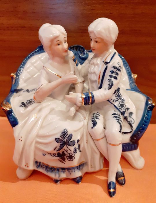 Винтидж порцеланова фигура "Двойка на дивана"