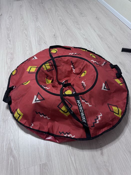 Ватрушка красного цвета