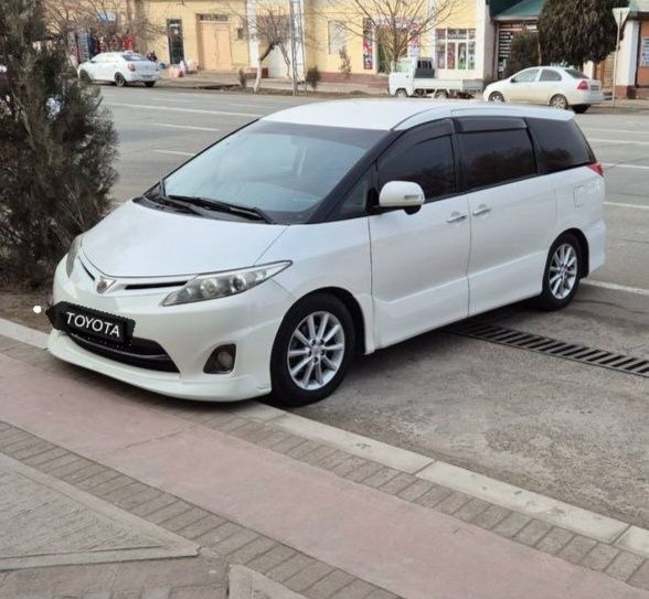 TOYOTA Estima 2012