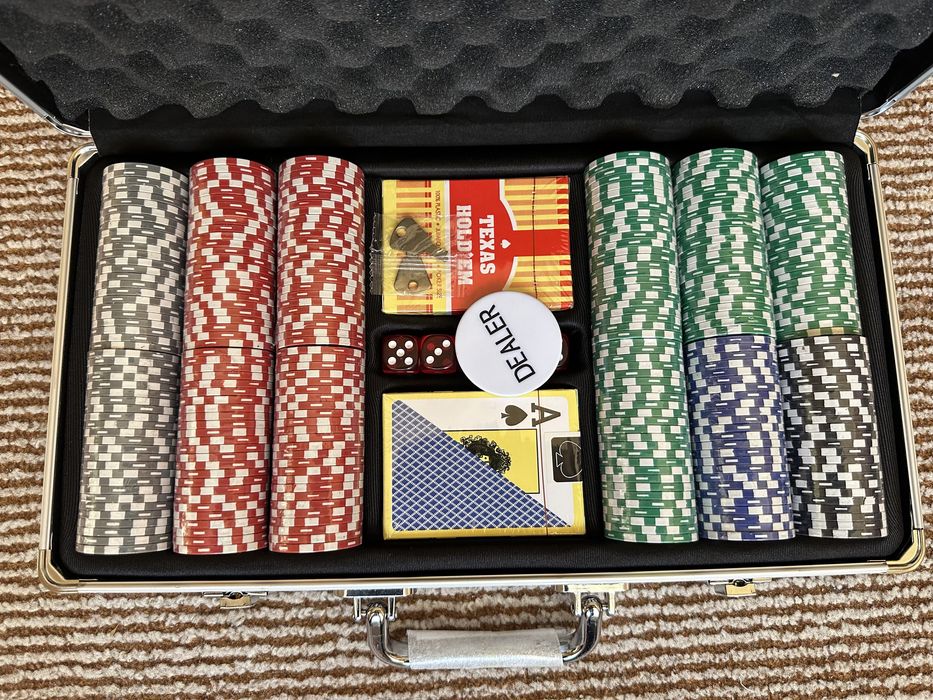 Покерный набор 300 фишек по 14 гм Новый!