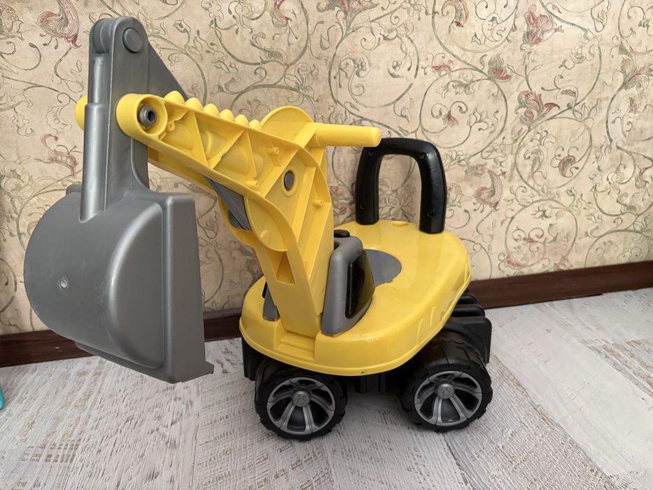 Продам детскую машинку-экскаватор (толокар)