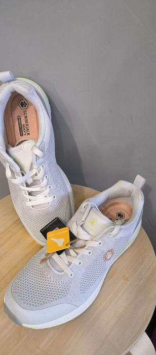 Кроссовки женские