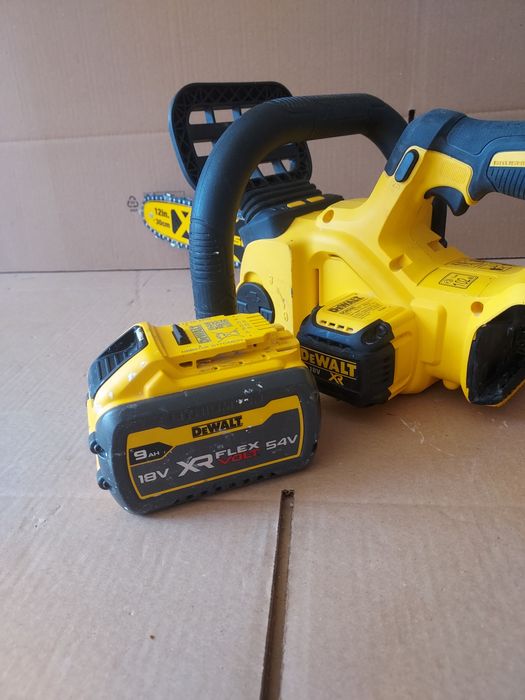 drujbă electrică cu acumulator DeWalt DCM565N, echipată cu un motor fără perii și o lamă de 30 cm.