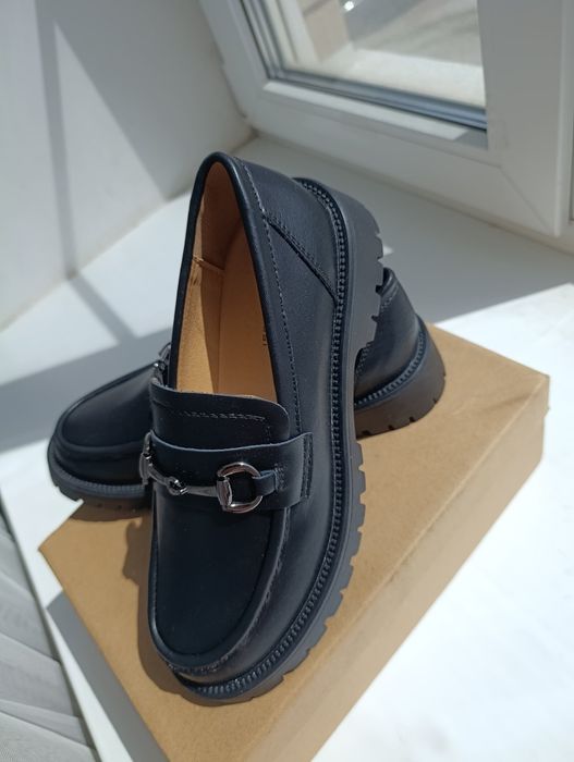 Продам лоферы женские