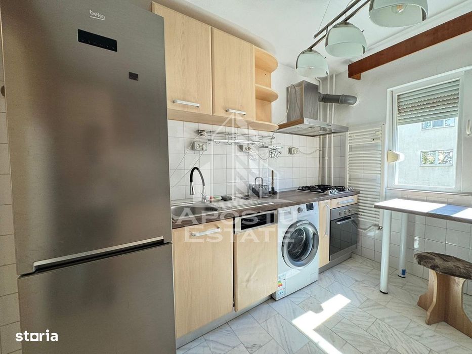 Apartament cu 3 camere, decomantat, etajul 2 , zona Spitalul Judetean