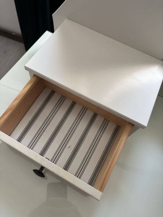 Masuta de machiaj Ikea