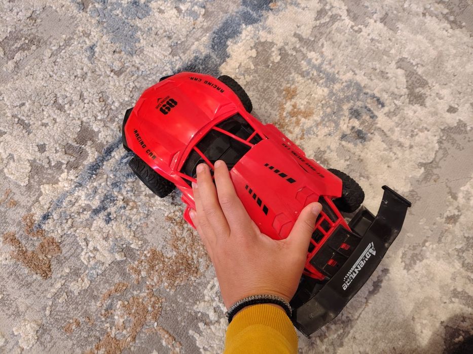 Mașină cu telecomandă în stare perfectă. Este nouă am făcut doar  un videoclip mașinuța este de off road și are baterie reîncărcabilă ofer încărcător
