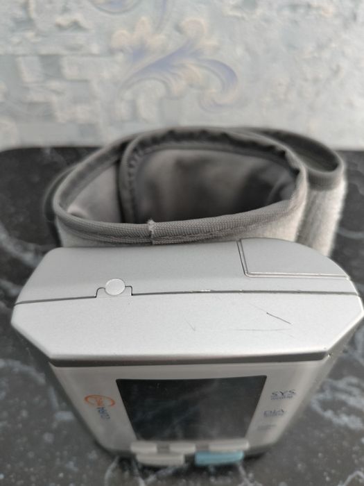 Кистевой тонометр