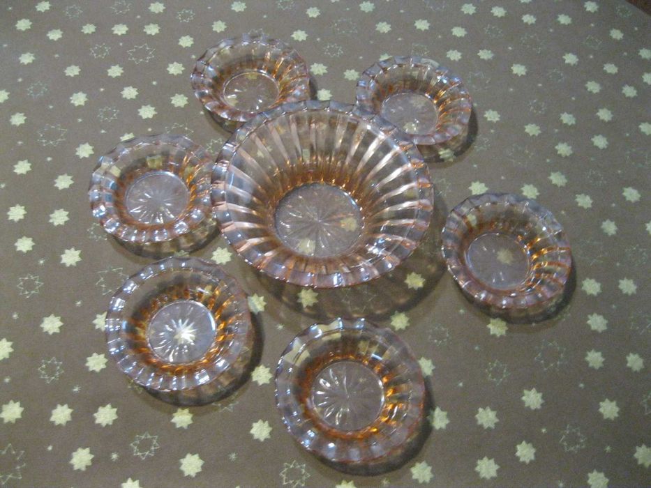 Комплект за сладко  :  6 малки и 1 голяма стъклени купи