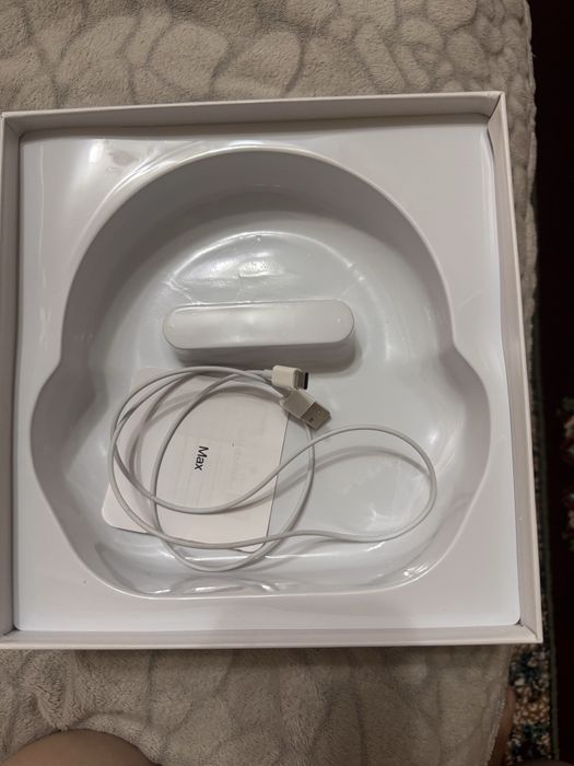 Продаю AirPods Max