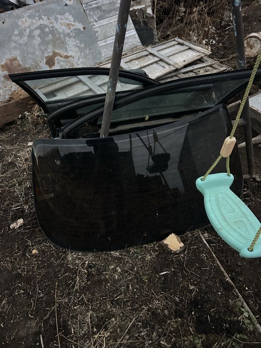 Продам двери на мазду 626 кронос