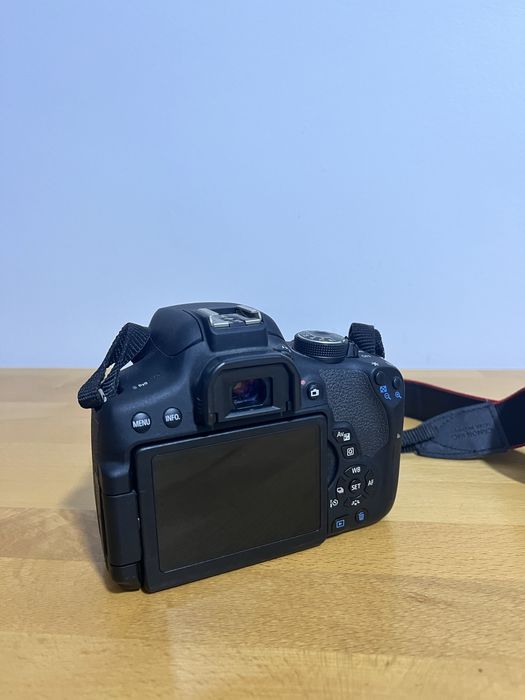 Canon 750D + 2 Obiective (18-55mm & 50mm) + Geantă Lowepro