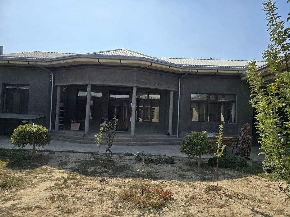 Тошкент вилояти Янгийўл шаҳрида шошилинч, арзон ховли сотилади.