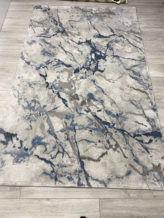 Covor modern, gri cu imprimeu bleumarin