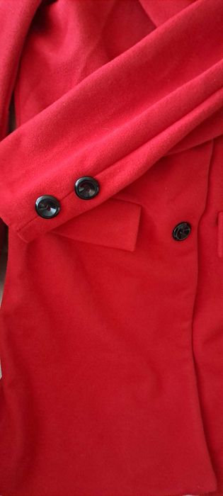 Червено тънкко палто