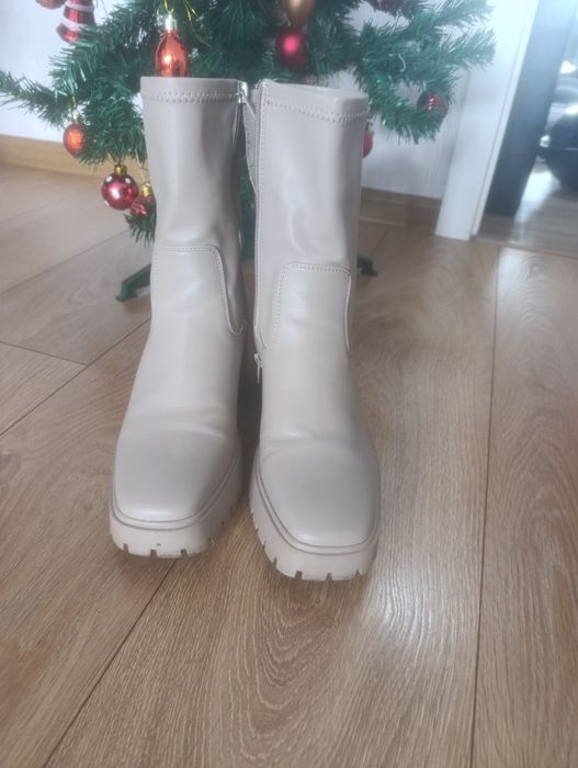 Боти Reserved със масивен ток