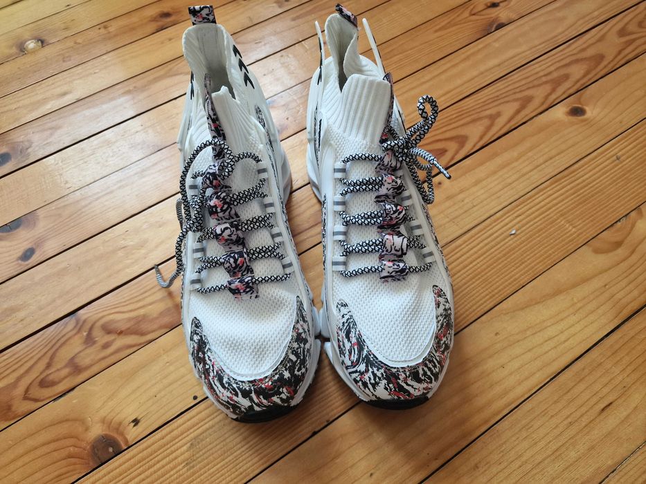 Продава нови обувки.