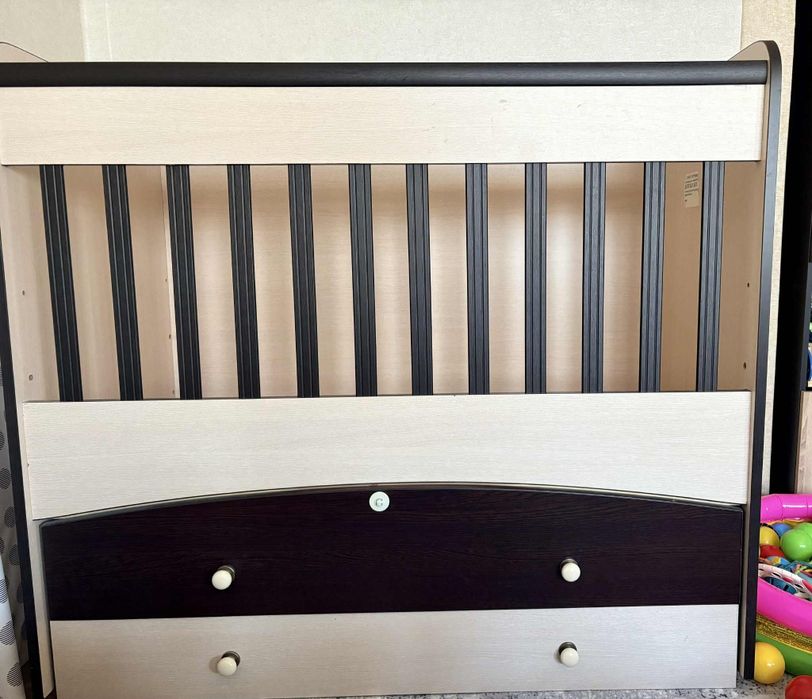 Продавам дървена кошара с люлеещ механизъм