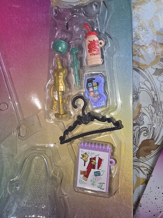 Продам коробки и аксессуары Monster High