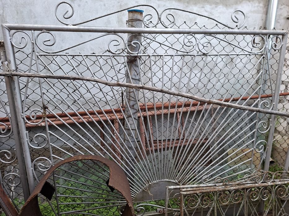 Materiale construcții din demolări, uși, ferestre, porți, sarma ghimpata și mașină de spălat,