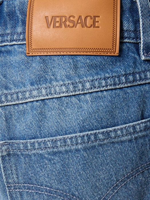 Джинсы от бренда Versace