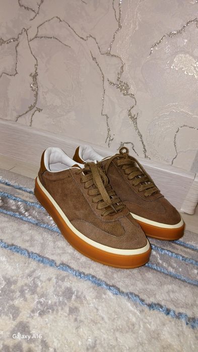 Krasovka. Lora piana krasovkasi. Rangi zaytun ranggi kabi.