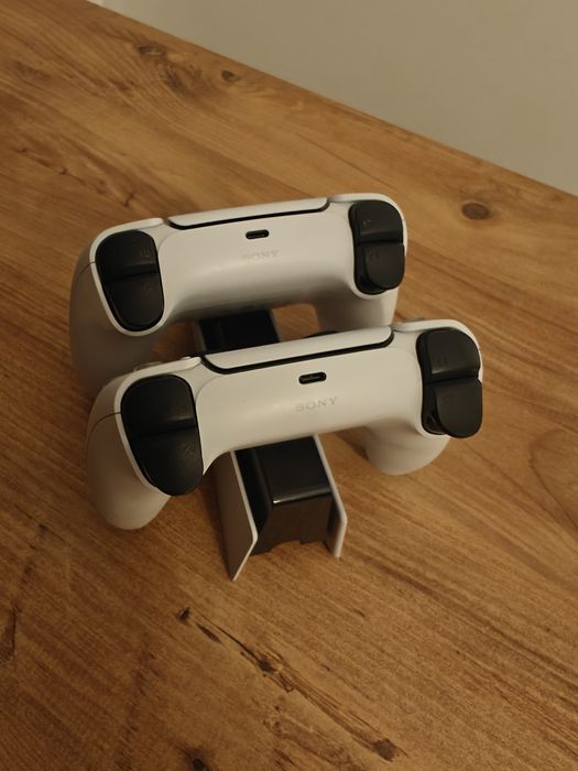 Doua Controllere PS5 cu charging station