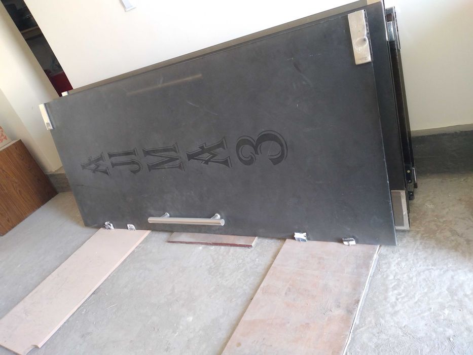 Яхши холатдаги шиша эшиклар  келишиб  сотилади.