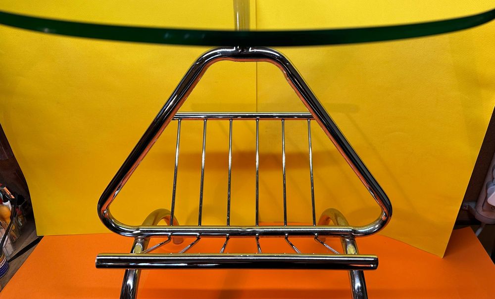 Винтидж масичка за кафе със стъклен плот и поставка за списания