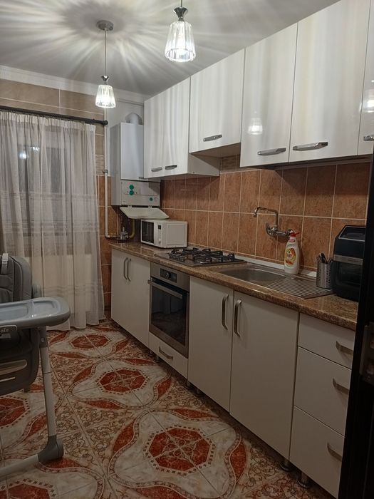 Vând apartament decomandat cu 3 camere, micro 16.