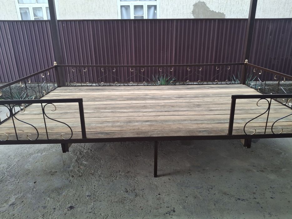 Тапчан сатылады.