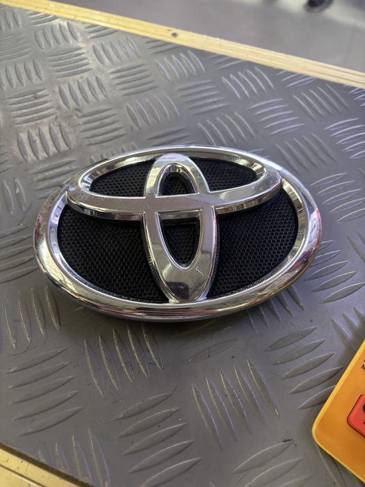 Значок эмблема решетки  камри 40-45